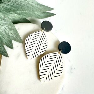 2/$30🌵 Black Line Chevron Off White Leaf Dangle Polymer Clay Earrings